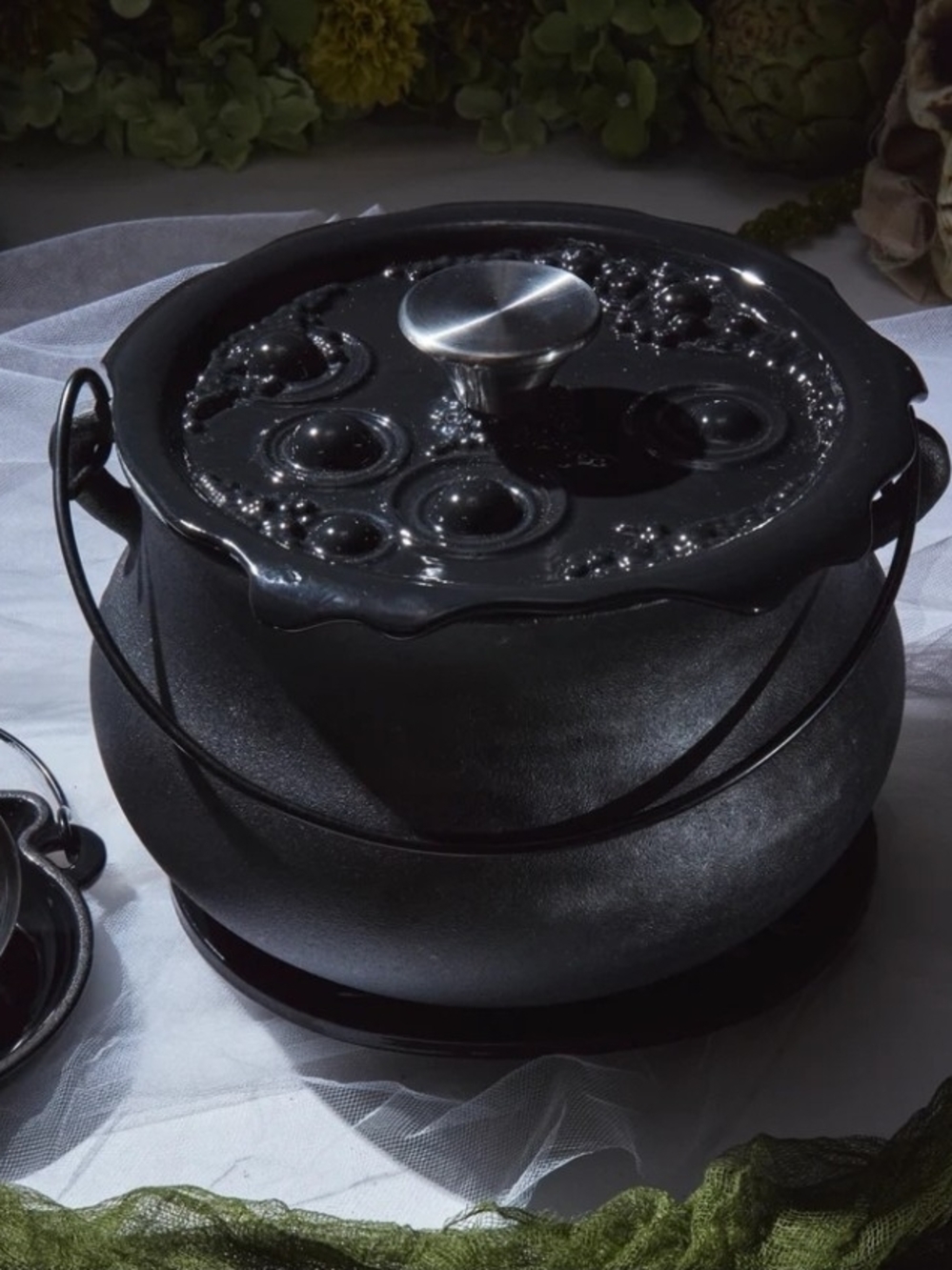 Smith and Clark 4 Quart Cast Iron Cauldron Pot with Black 'Bubbling' Lid viral